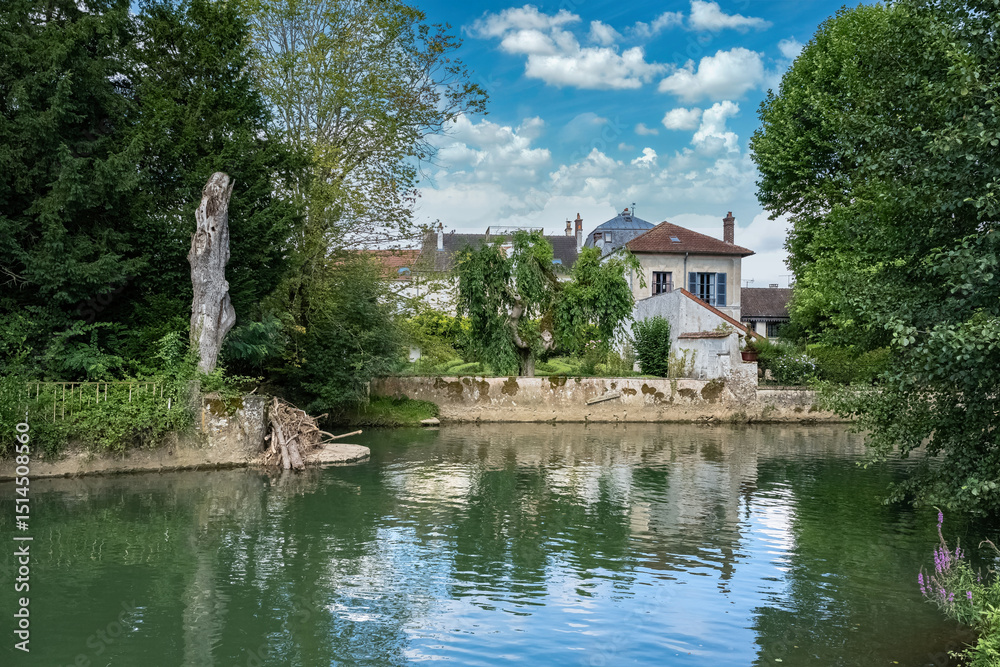 Fototapeta premium Crecy-la-Chapelle, in France, the canal .