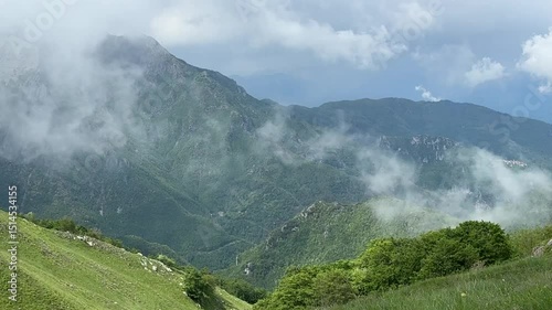 Nuvole basse con montagne all'orizzonte