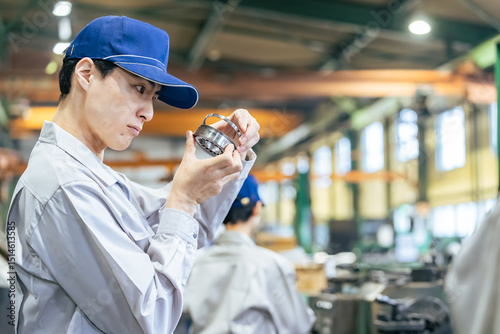 工場で製品を検品する男性作業員