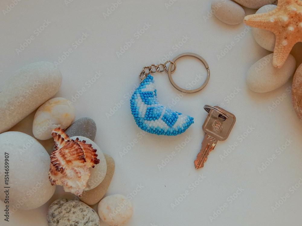 Naklejka premium Decorative blue floral key chain accessory on a chain
