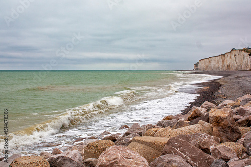 Erosion côtière sur les falaises de craie de 109 m de haut de Criel-sur-mer