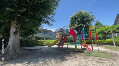 Wallpaper Mural 児童公園の遊具、すべり台 Torontodigital.ca