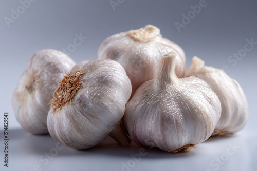 a bunch of garlic sitting on top of a table