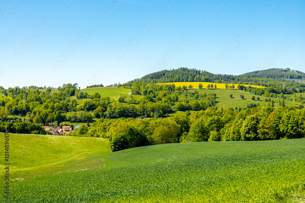 Naklejka premium Frühsommerliche Wanderung rund um die Fachwerkstadt Schmalkalden am Südwesthang vom Thüringer Wald - Thüringen - Deutschland 
