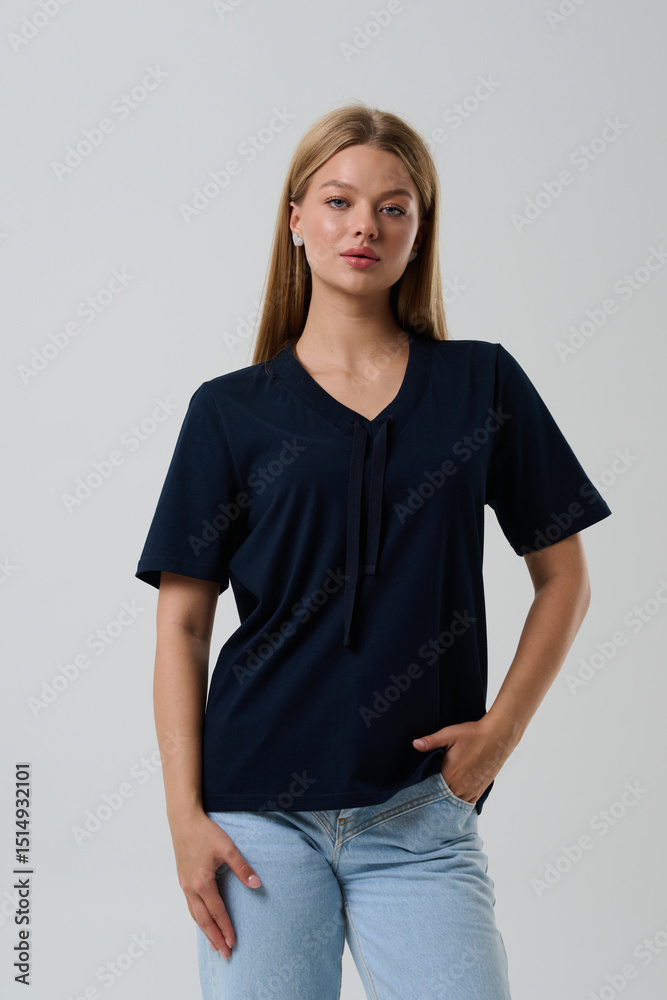 Obraz premium Girl model in casual clothes on a gray background posing in the studio.