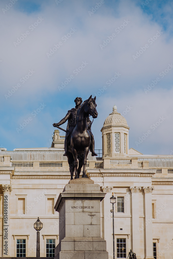 Obraz premium The iconic National Gallery stands prominently in London's Trafalgar Square, its grand Neoclassical façade a beacon for art and history in the heart of the city.