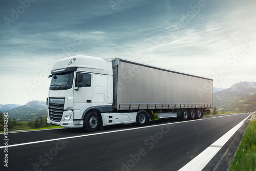 LKW auf einer Straße am Tag  Compositing