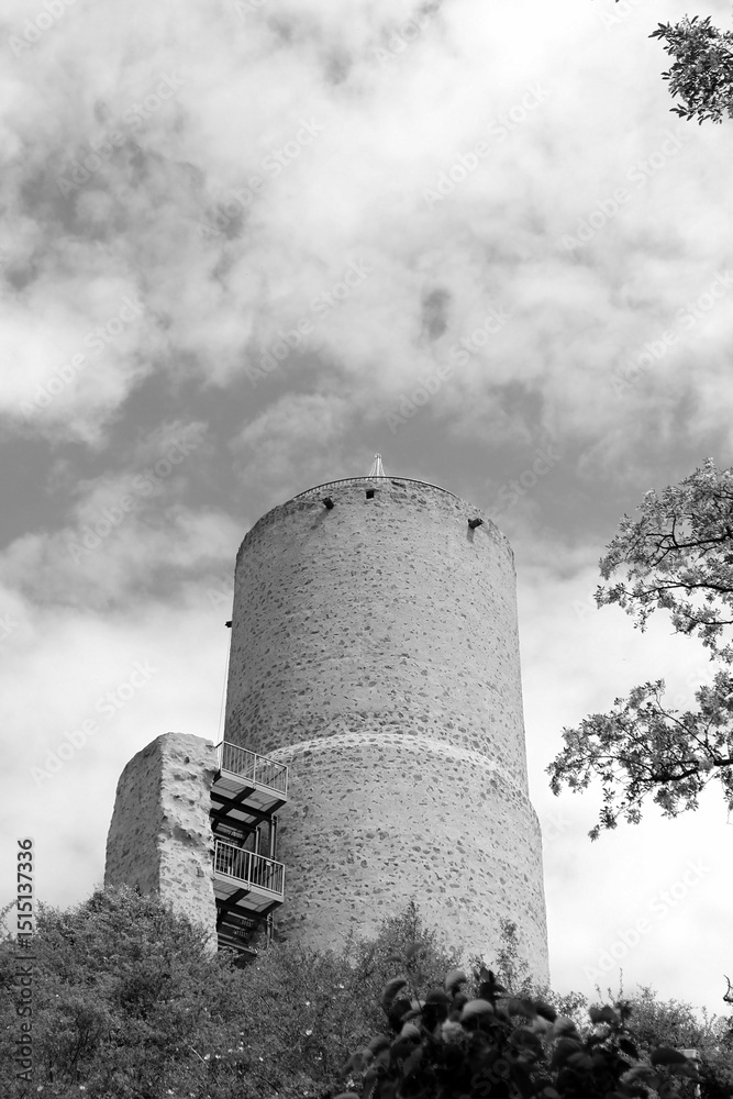 Φωτογραφία Sanierung des Turm der Ruine der Burg Vetzberg mit Wolken im Sonnenschein bei Ro