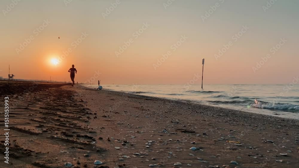 Sanfter Sonnenaufgang am Meeresufer. Die Grenze zwischen Wasser und Sand verschwimmt im weichen Morgenlicht. Menschen spazieren ruhig am Strand entlang und genießen die friedliche Atmosphäre.