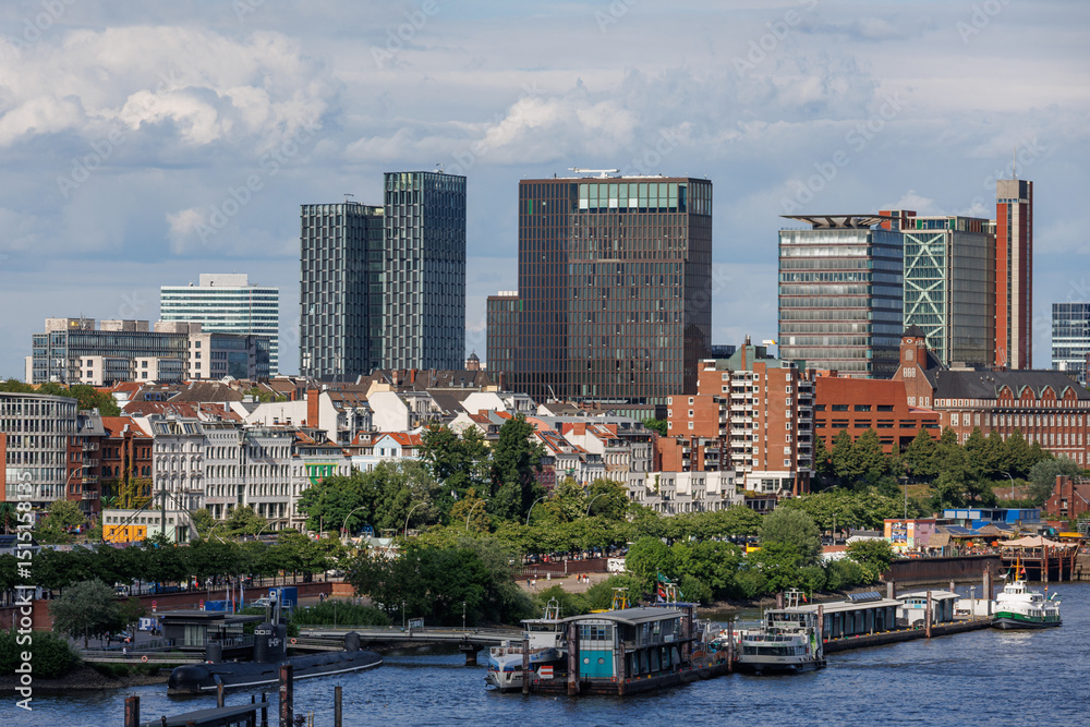 Fototapeta premium Der Hamburger HAfen und die Elbe