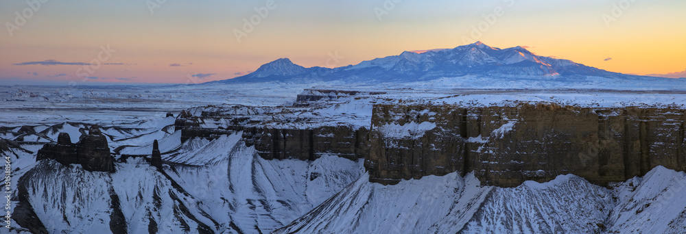 Φωτογραφία The last light of sunset hits the Henry Mountains, rising above the snow-covered Utah badlands as captured from Moonscape Overlook near Hanksville