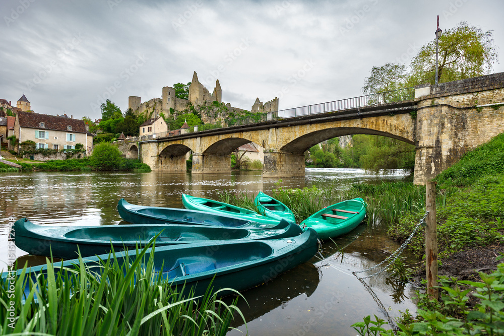 Φωτογραφία Angles-sur-l'Anglin, France, near Poitiers: canoes on Anglin river, old bridge a