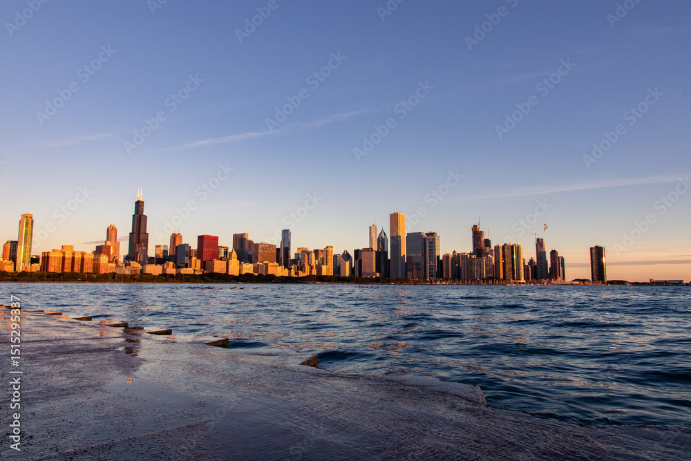 Naklejka premium Chicago skyline with water