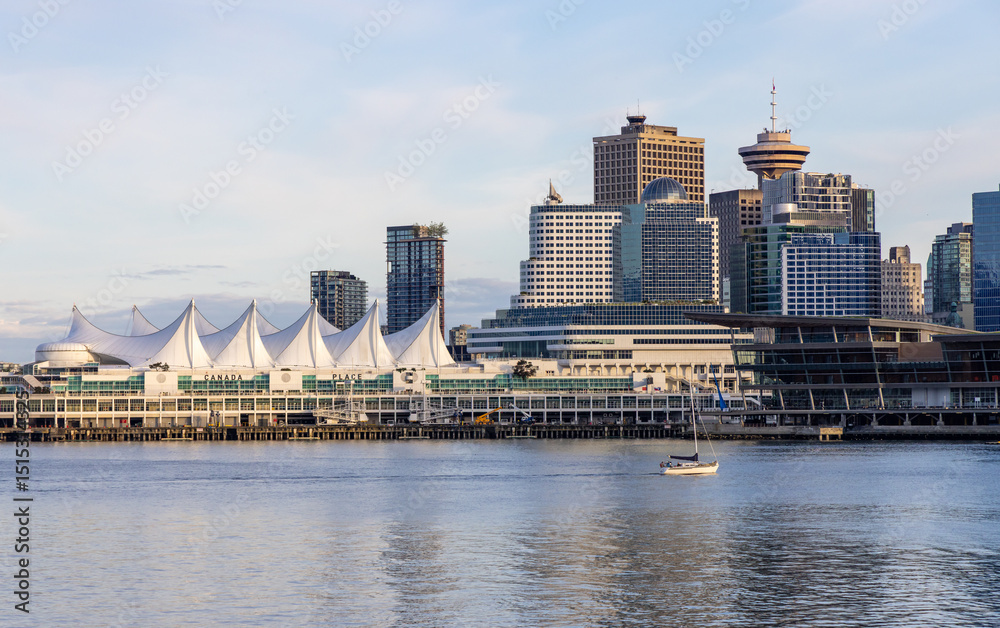 Obraz premium Scenic Waterfront View of Downtown Vancouver and Historic Landmarks