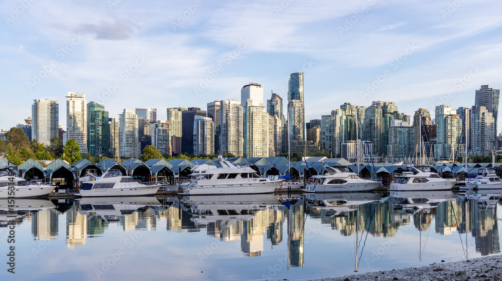 Fototapeta premium Downtown Vancouver Skyline and Marina Reflections in Calm Waters near Stanley Park