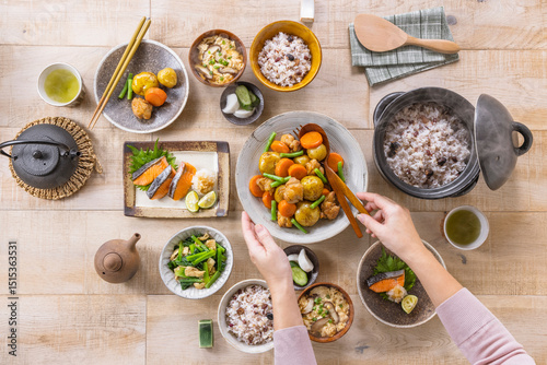 Fotografie 【 肉じゃがを囲む食卓】二人で楽しむ肉ジャガ。焼き鮭。小松菜と揚げのお浸し。雑穀ごはん。ふんわり卵のお味噌汁。いつもの食卓。