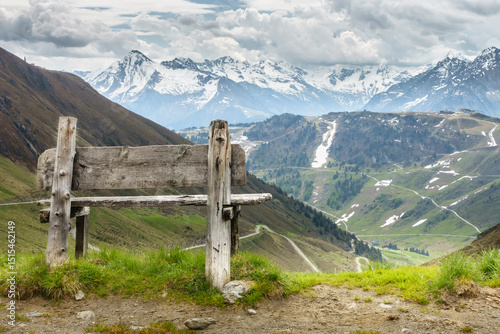 Holzbank mit herrlichem Ausblick in die Alpen des Zillertales