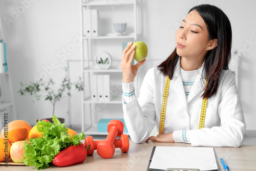 Female Asian nutritionist w...
