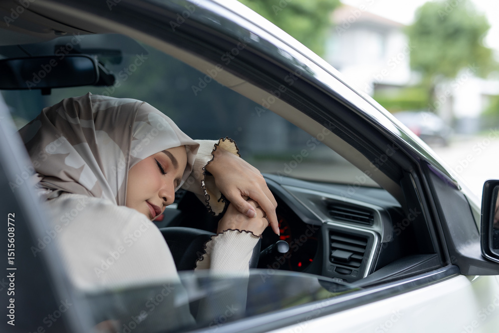 Ταπετσαρία Muslim women sleep inside car on steering wheel