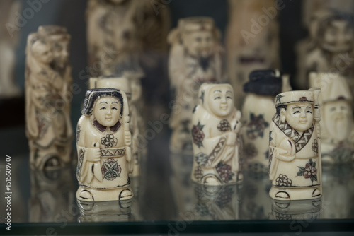 Canvastavla A rare circa 1890 (Meiji Period) hand-carved bone netsuke sculpture of a robed