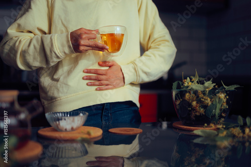 Konstfotografi Person Suffering Stomachache Pain Drinking Linden Tea