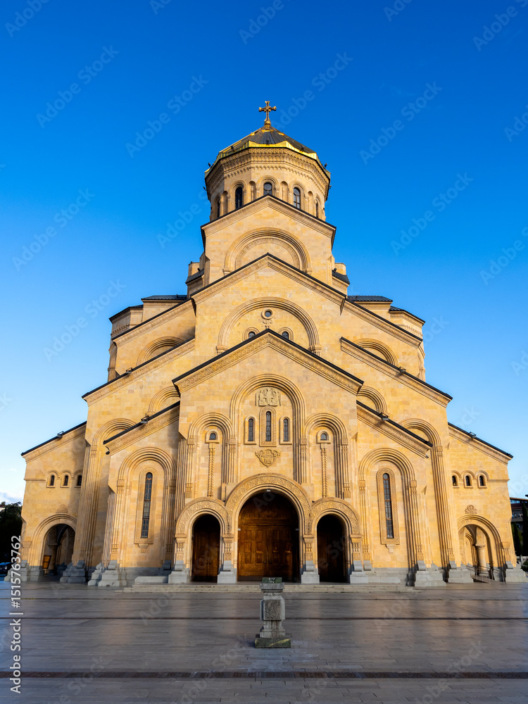 Obraz premium Holy Trinity Cathedral. Vertical scene of Tsminda Sameba, main cathedral of the Georgian Orthodox church, beautiful architecture building, famous tourist attraction in Tbilisi, Georgia.