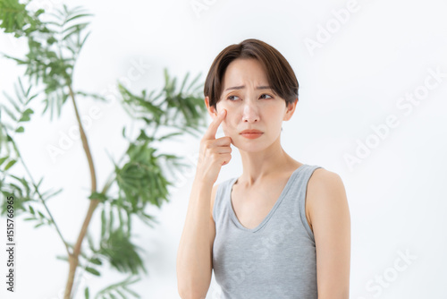 女性　スキンケア　肌トラブル