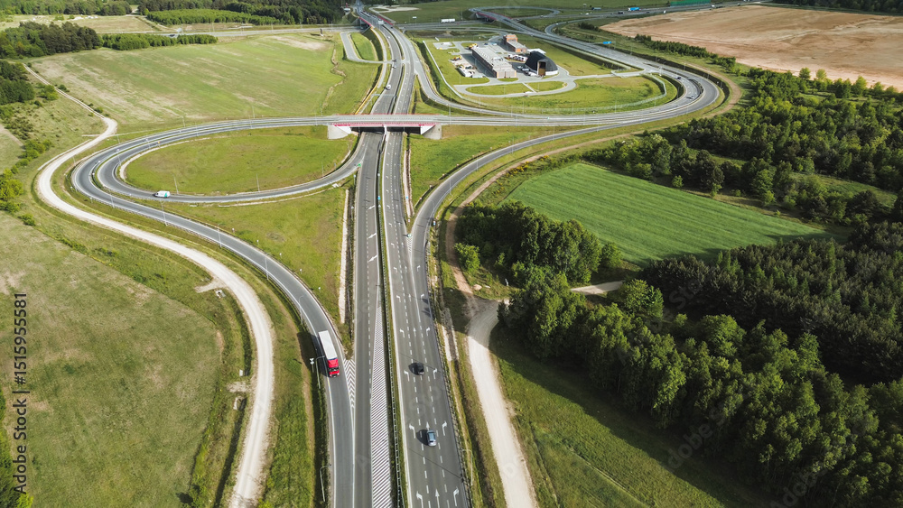 Fotografie Expressway cloverleaf interchange seen from above