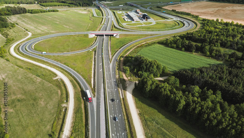Fotografie Expressway cloverleaf interchange seen from above