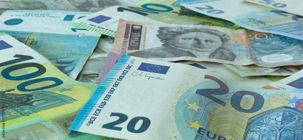 Obraz premium Serbian dinars and euros close-up