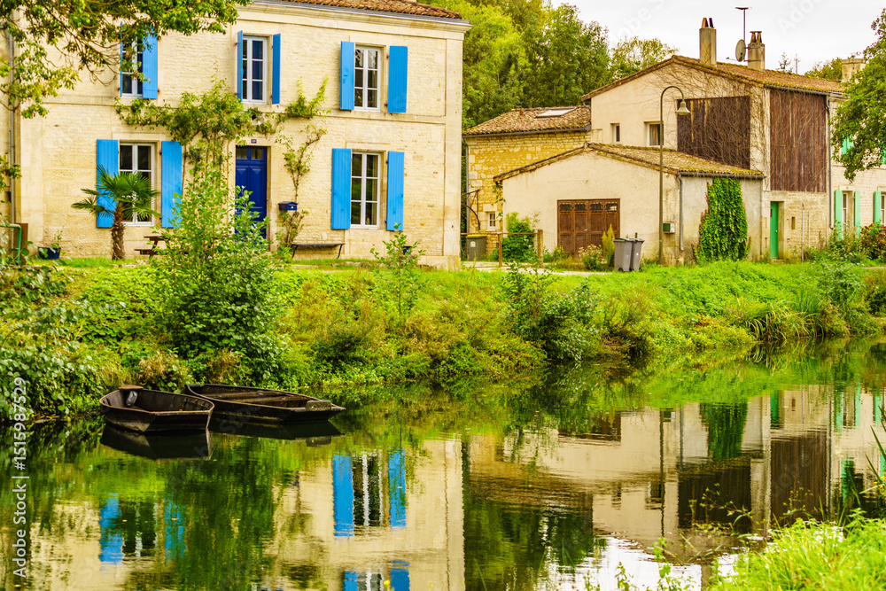 Naklejka premium Coulon small town in France