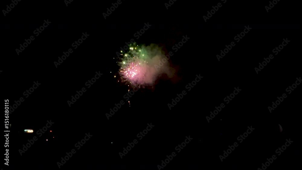 Fuegos artificiales en la noche, pirotecnia. Traca final. Fiestas, celebraciones.