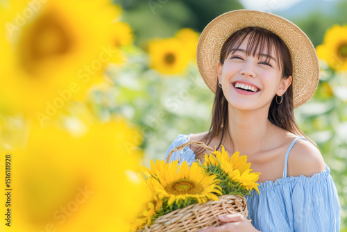 ひまわり畑と女性