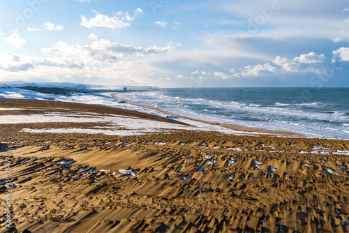 Tableau sur toile 雪の鳥取砂丘からみる日本海