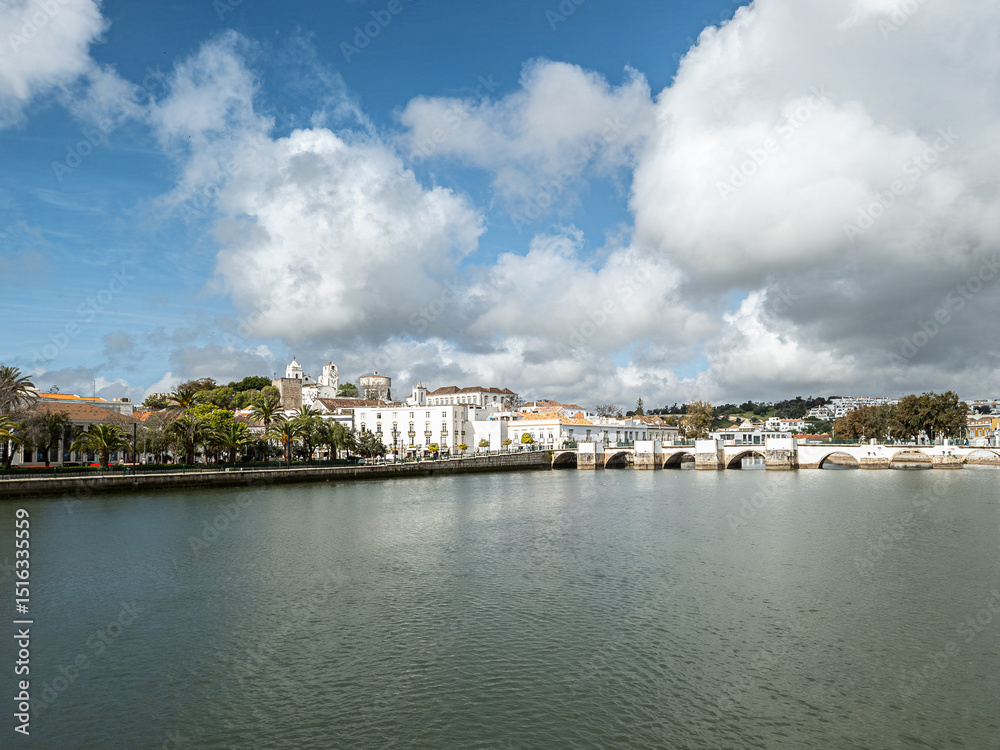 Obraz premium Historic bridge crossing river Gilao in Tavira