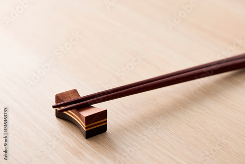 食卓に置いたお箸の和風イメージ　Japanese-style chopsticks on the table