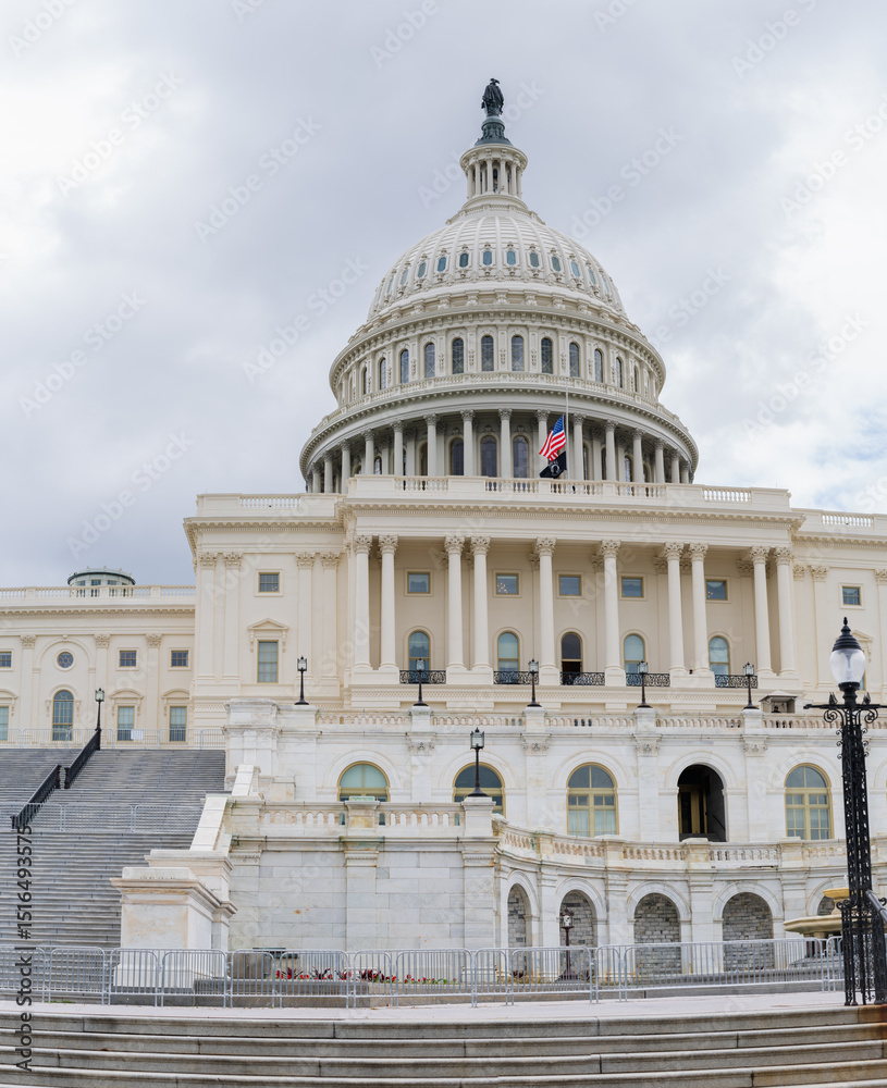 Obraz premium Wide-angle perspective captures the majestic architecture of the Capitol Building under a cloudy sky.
