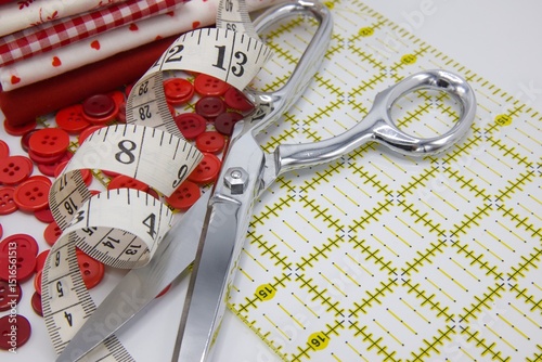 Fotografía sewing scissors and measuring tape