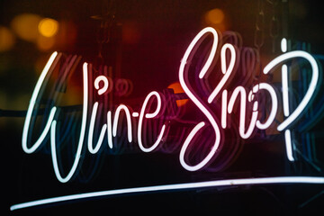 Sierkussen Bar Wijnwinkel neonbord Londense straat  © I-Wei Huang