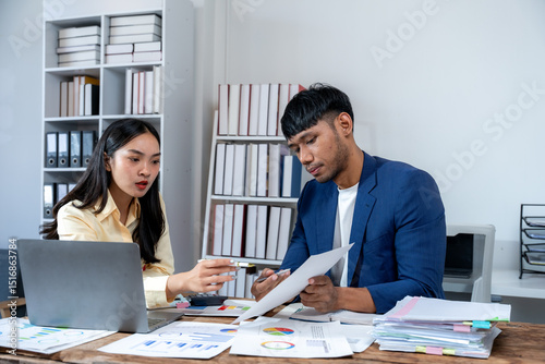 Foto Business Colleagues Analyzing Financial Data in Office