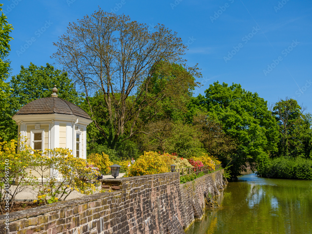 Fototapeta premium Pavillon am Kurpark-Teich in Bad Pyrmont