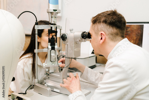 Φωτογραφία Light on eye from slit lamp for examination eyes and cornea of girl