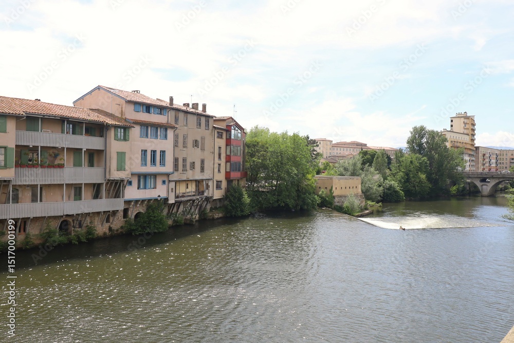 Naklejka premium La rivière l'Agout dans la ville, ville de Castres, département du Tarn, France