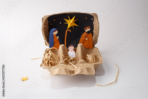 Foto Creative paper nativity scene inside egg carton with straw and biblical characters