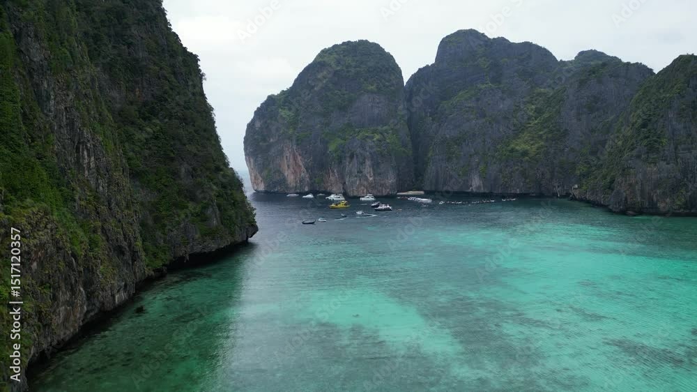 Maya Bay in Thailand. Drohnenflug nach oben.