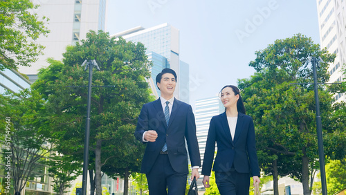 Canvas Print 歩く、ビジネスパーソン、チームワーク、パートナー、スタート、爽やか、屋外、新緑、歩道、歩行者、都市、公園、笑顔、自然、スーツ、ビジネスマン、ビジネスウーマン、女