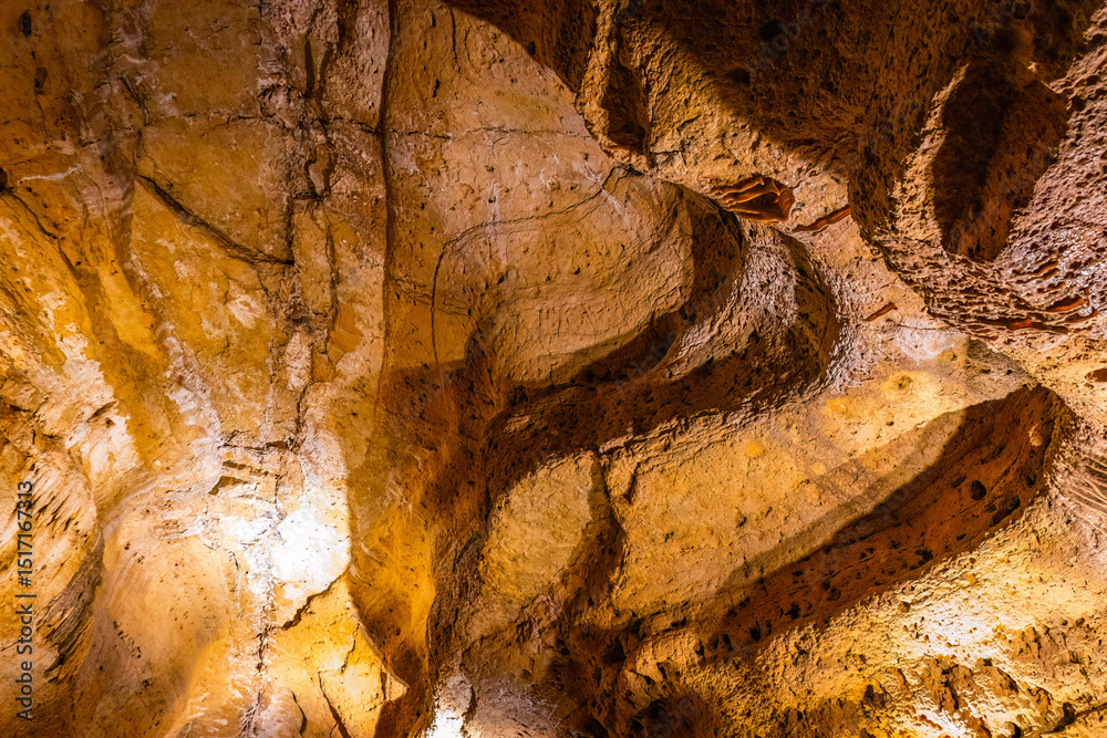Obraz premium Cave of the Mounds Interior with Illuminated Formations