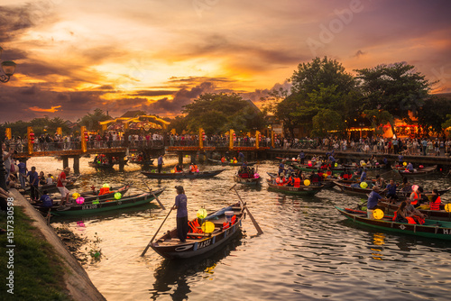 Εκτύπωση καμβά Lantern Boats And Tourists In Hoi An Vietnam During Glowing Sunset Hour