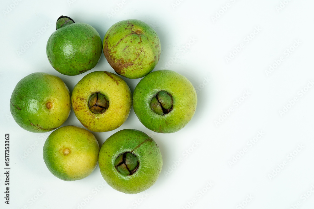 Fototapeta premium Fruta de arrayán madura (Psidium sartorianum), originaria de El Salvador, fotografiada sobre fondo neutro. Fruto tropical de color verde a amarillo, utilizado tradicionalmente en refrescos naturales.