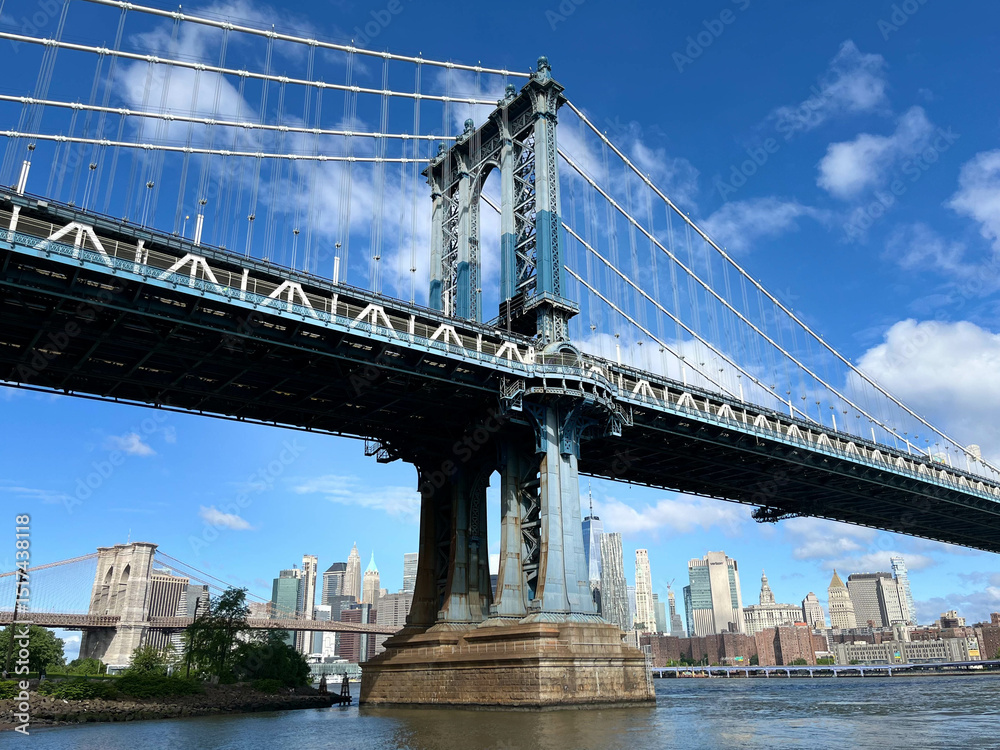 Fototapeta premium Manhattan Bridge on a sunny day in New York City